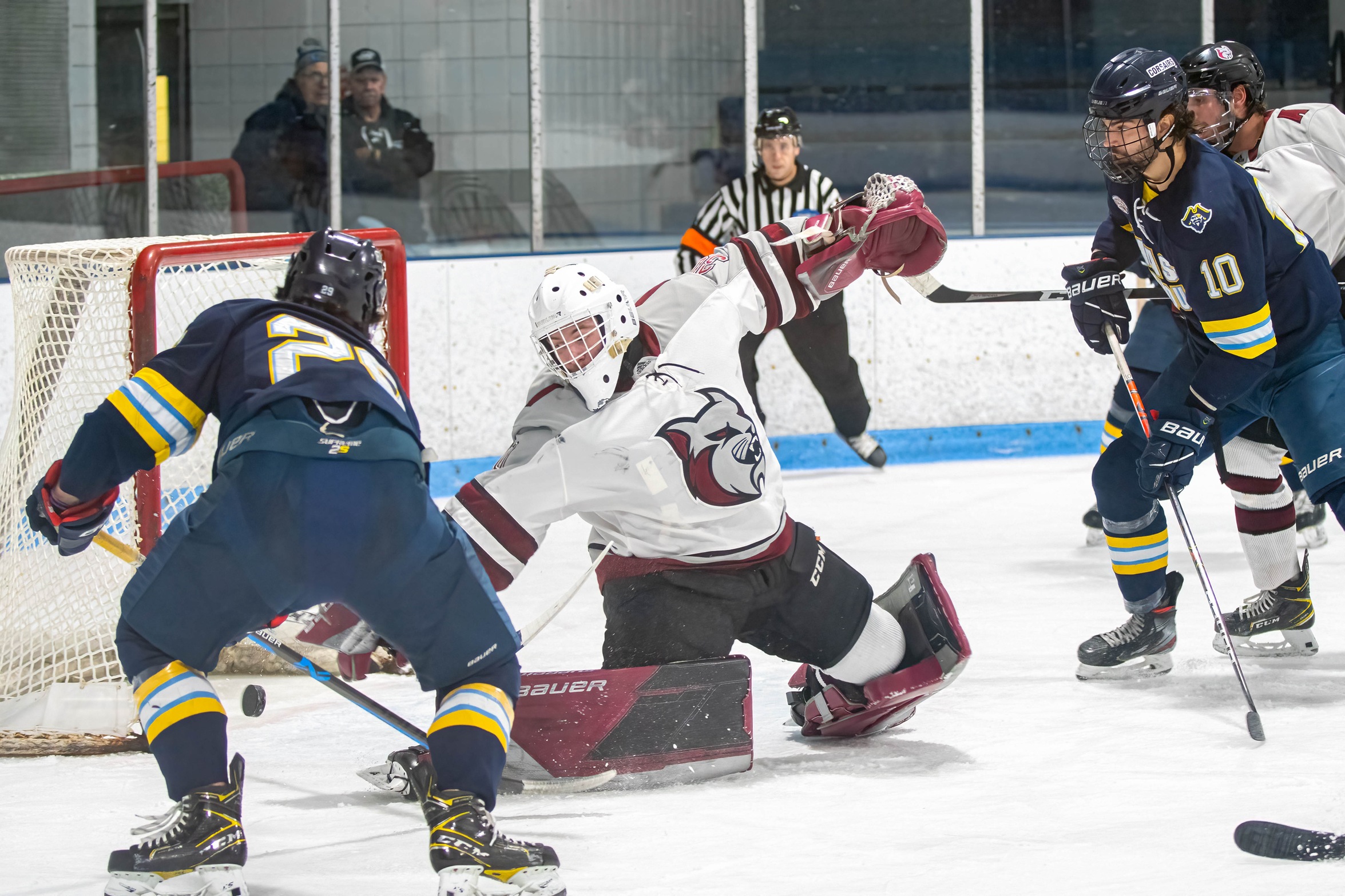 Men&rsquo;s Hockey Can&rsquo;t Hold On Against The Roos