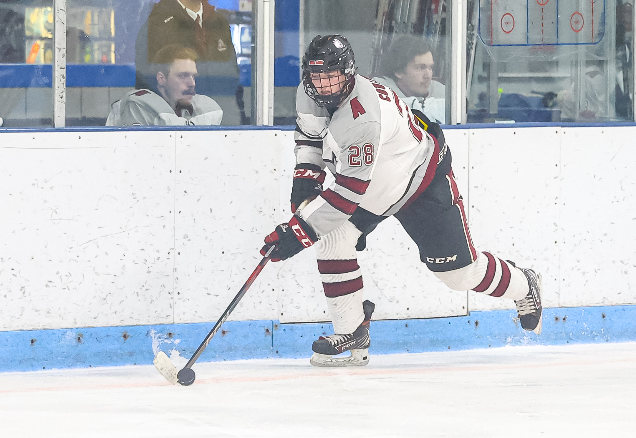 Men&rsquo;s Hockey Fends Off Raiders 4-1