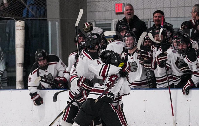 Men&rsquo;s Ice Hockey Rolls Past Rivier